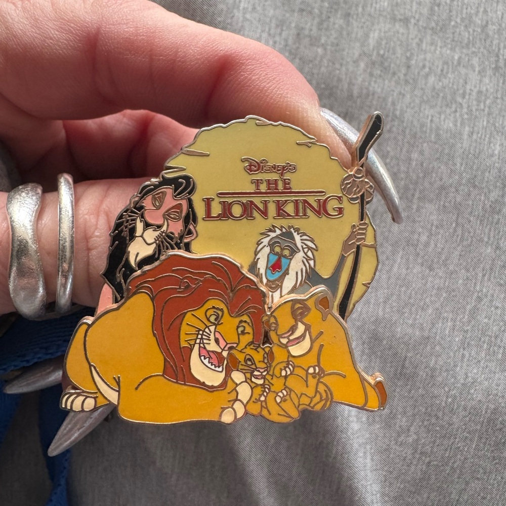Disney The Lion King Family Scene collectors Pin - Yellow & Orange